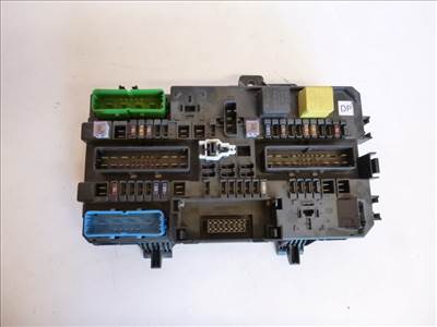 Opel Astra H  biztosítéktábla csomagtér 13181278
