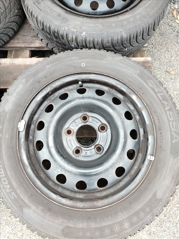 Hyundai I30 15" használt (gyári felni) lemezfelni, rajta 185/65r15 használt téli gumi 2. kép
