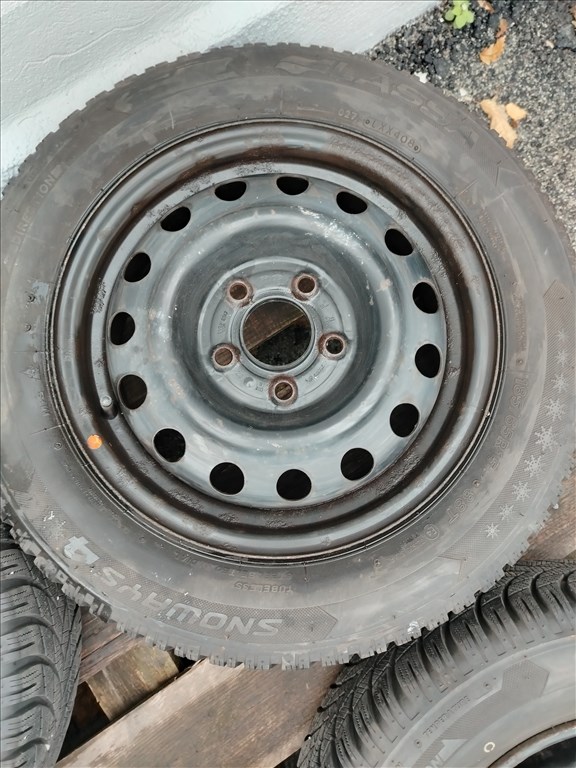 Hyundai I30 15" használt (gyári felni) lemezfelni, rajta 185/65r15 használt téli gumi 5. kép