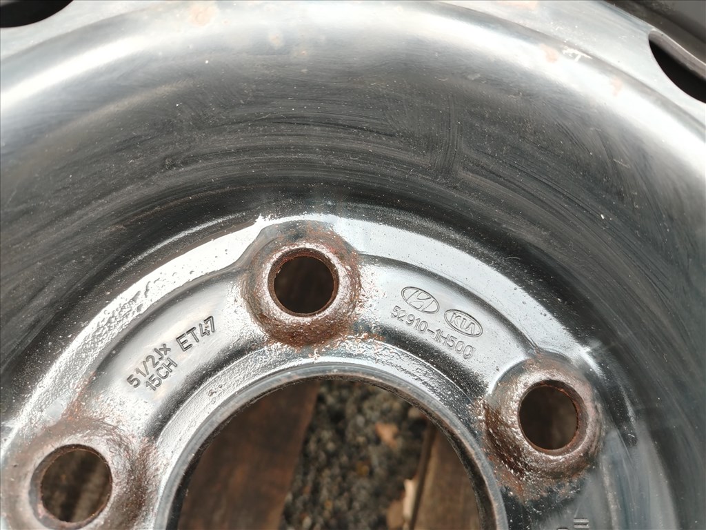 Hyundai I30 15" használt (gyári felni) lemezfelni, rajta 185/65r15 használt téli gumi 6. kép