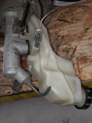 Toyota Corolla 00-06 Főfék Munkahenger  Fékfolyadék Tartály