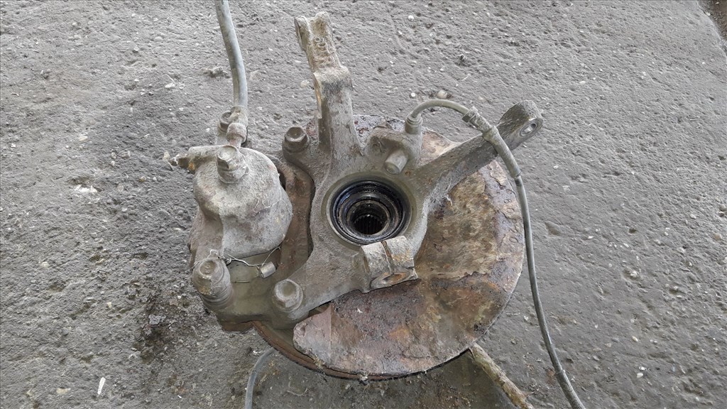 Suzuki Swift II 96-03 Jobb Elsõ Csonkállvány Kerékaggyal  Féknyereg  ABS Jeladó 3. kép