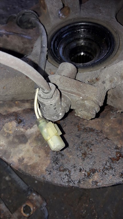 Suzuki Swift II 96-03 Jobb Elsõ Csonkállvány Kerékaggyal  Féknyereg  ABS Jeladó 4. kép