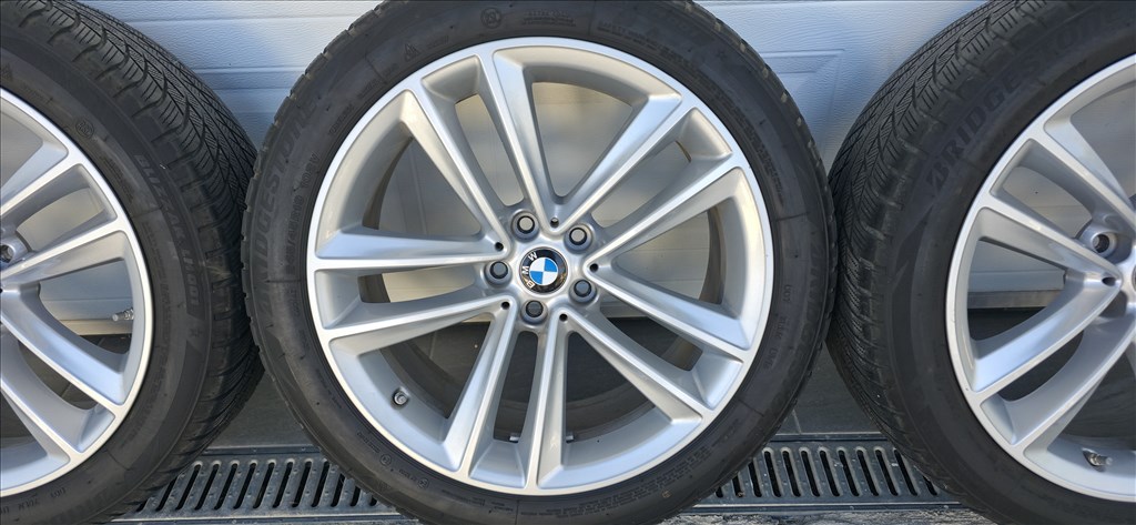 BMW G11, G12, G30, G31 gyári alufelni 245/45 R19 téli gumival. 1. kép