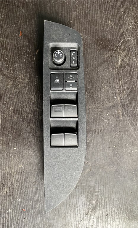 Toyota Corolla (E210) ablakemelő kapcsoló 1. kép