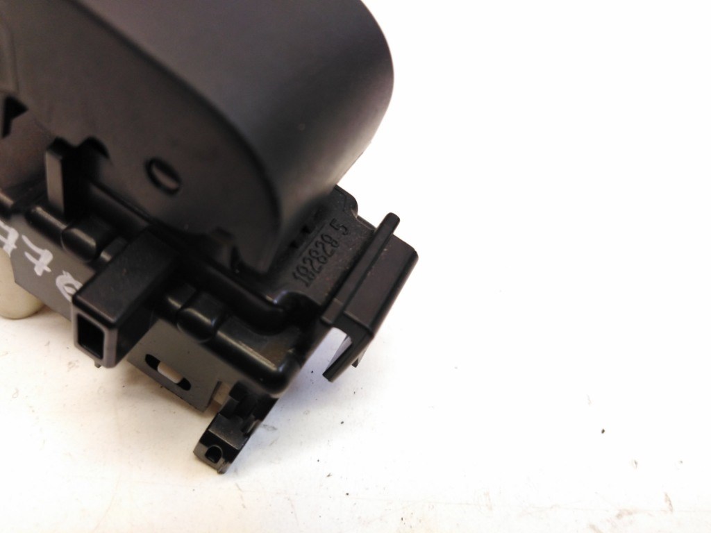 Toyota Auris (E150) jobb hátsó ablakemelõ kapcsoló 2. kép
