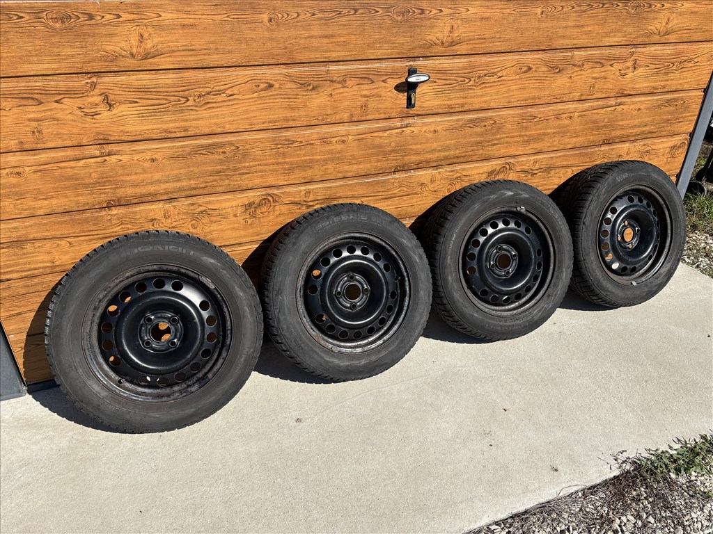  4x100 lyukosztású 15" használt lemezfelni, rajta 185/65 használt Nokian téli gumi . 2. kép