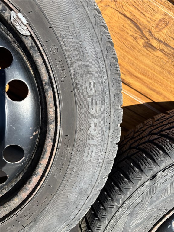  4x100 lyukosztású 15" használt lemezfelni, rajta 185/65 használt Nokian téli gumi . 3. kép