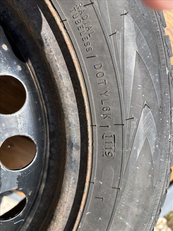  4x100 lyukosztású 15" használt lemezfelni, rajta 185/65 használt Nokian téli gumi . 4. kép