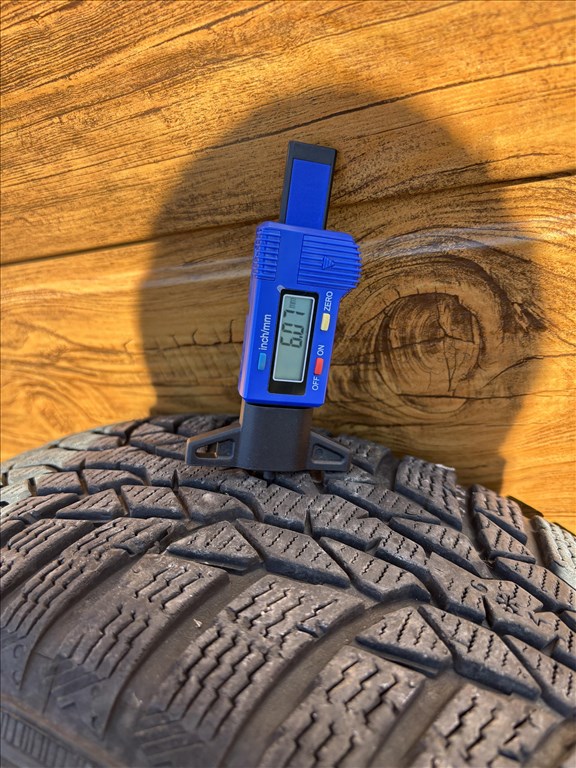  4x100 lyukosztású 15" használt lemezfelni, rajta 185/65 használt Nokian téli gumi . 6. kép