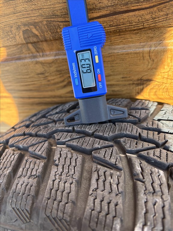  4x100 lyukosztású 15" használt lemezfelni, rajta 185/65 használt Nokian téli gumi . 7. kép