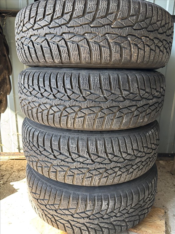  4x100 lyukosztású 15" használt lemezfelni, rajta 185/65 használt Nokian téli gumi . 1. kép