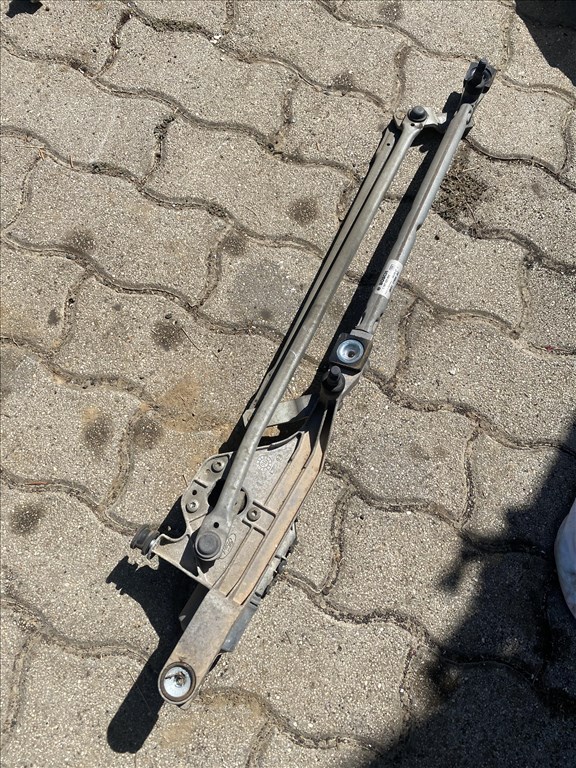 Ford Focus mk2 első ablaktörlő motor szerkezet 4m5117504ac 4m5117508ac 3. kép