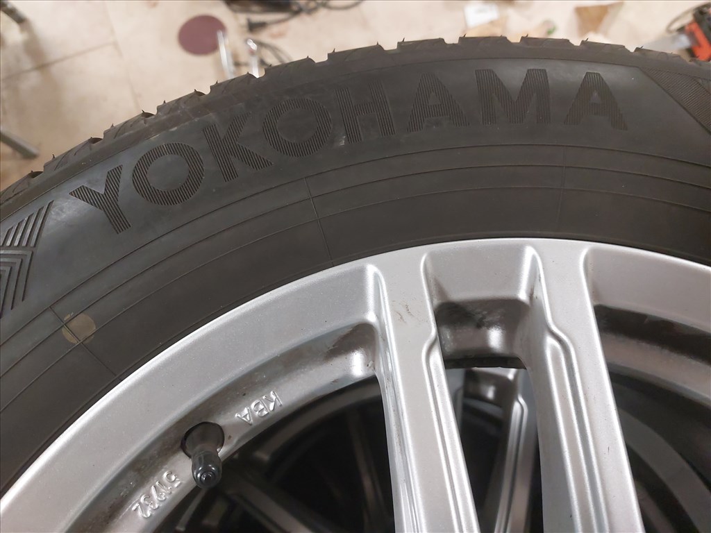  5x112 lyukosztású 17" újszerű Dezent alufelni, rajta 125/60 újszerű Yokohama téli gumi gumi  2. kép