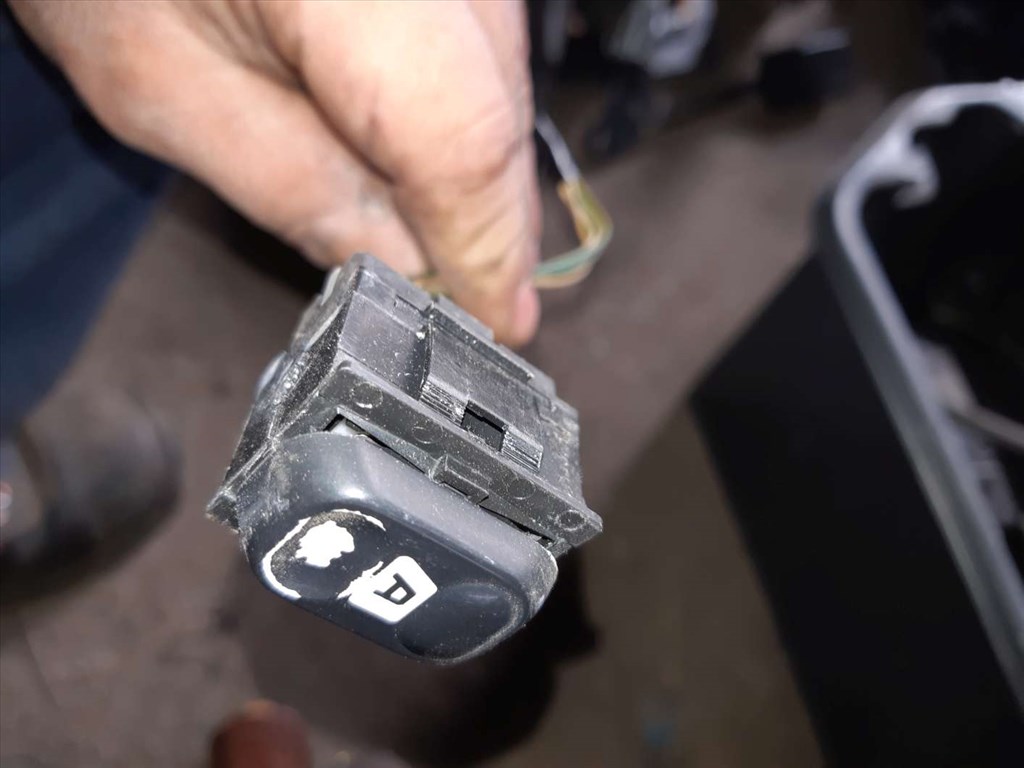 Peugeot Partner 02-08 Ablakemelõ Kapcsoló 1. kép