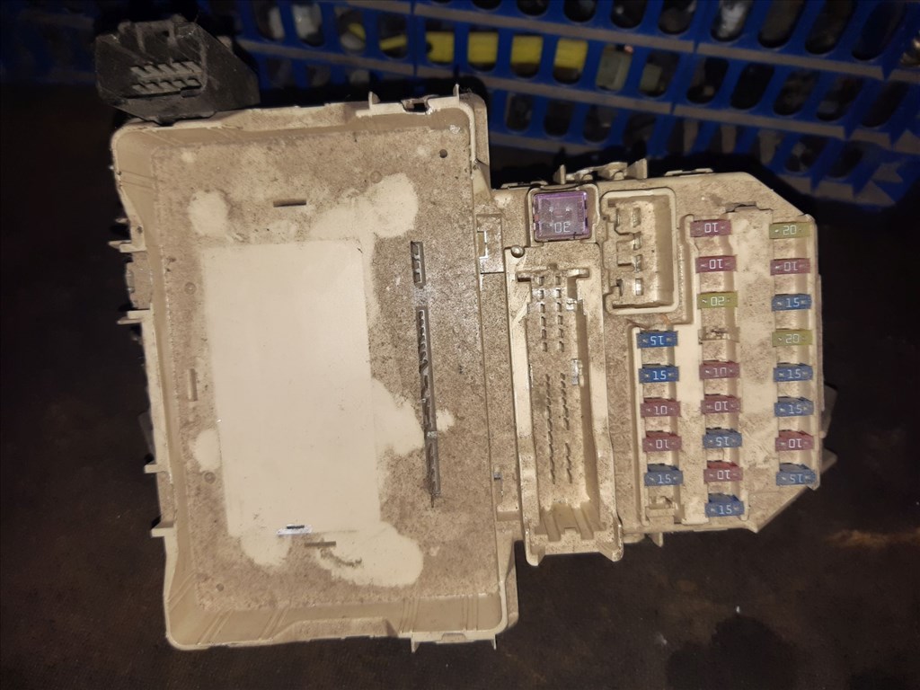 Suzuki Swift III 04-10 Biztosítéktábla / Relé Tábla YN2-C1L 1. kép