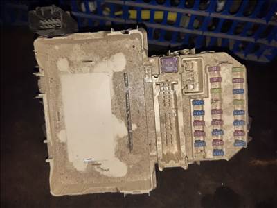 Suzuki Swift III 04-10 Biztosítéktábla / Relé Tábla YN2-C1L