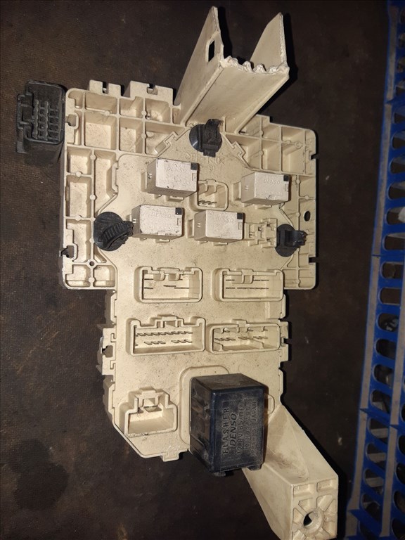 Suzuki Swift III 04-10 Biztosítéktábla / Relé Tábla YN2-C1L 2. kép