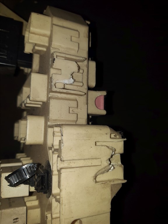 Suzuki Swift III 04-10 Biztosítéktábla / Relé Tábla YN2-C1L 4. kép