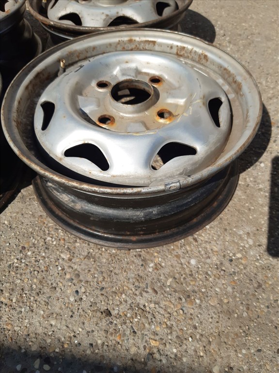 Suzuki Swift II 92-03 <p>Felni méret: 13"</p><p>Felni szélesség: 4.5</p><p>Furatszám: 4</p><p>Osztókör: 114.3</p><p>ET szám: ET45</p><p>Állapot: Normál</p><p>Érdeklõdéskor hivatkozzon erre: KIN-40149</p><p>Bármire van szüksége hívjon bizalommal!<br>Kizárólag munkaidõben hétfõtõl - péntekig 8-12 13-16 óráig!<br>Alkatrészek széles választékban!<br>Hivatalos Regisztrált Autobontó Kecel!<br>Vásároljon Megbízható Helyrõl Beszerelési Garanciával Profiktól!</p> 20000 1. kép