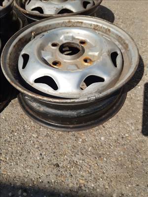 Suzuki Swift II 92-03 <p>Felni méret: 13"</p><p>Felni szélesség: 4.5</p><p>Furatszám: 4</p><p>Osztókör: 114.3</p><p>ET szám: ET45</p><p>Állapot: Normál</p><p>Érdeklődéskor hivatkozzon erre: KIN-40149</p><p>Bármire van szüksége hívjon bizalommal!<br>Kizárólag munkaidőben hétfőtől - péntekig 8-12 13-16 óráig!<br>Alkatrészek széles választékban!<br>Hivatalos Regisztrált Autobontó Kecel!<br>Vásároljon Megbízható Helyről Beszerelési Garanciával Profiktól!</p> 20000