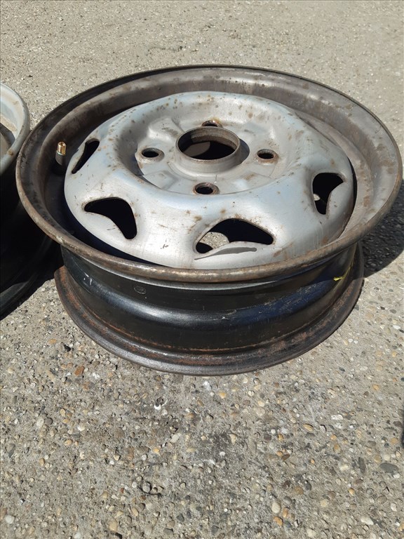 Suzuki Swift II 92-03 <p>Felni méret: 13"</p><p>Felni szélesség: 4.5</p><p>Furatszám: 4</p><p>Osztókör: 114.3</p><p>ET szám: ET45</p><p>Állapot: Normál</p><p>Érdeklõdéskor hivatkozzon erre: KIN-40149</p><p>Bármire van szüksége hívjon bizalommal!<br>Kizárólag munkaidõben hétfõtõl - péntekig 8-12 13-16 óráig!<br>Alkatrészek széles választékban!<br>Hivatalos Regisztrált Autobontó Kecel!<br>Vásároljon Megbízható Helyrõl Beszerelési Garanciával Profiktól!</p> 20000 3. kép