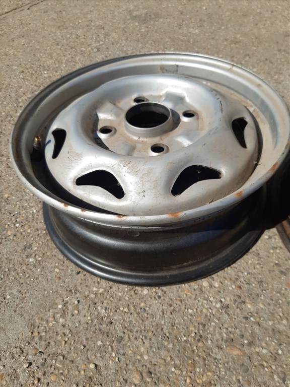 Suzuki Swift II 92-03 <p>Felni méret: 13"</p><p>Felni szélesség: 4.5</p><p>Furatszám: 4</p><p>Osztókör: 114.3</p><p>ET szám: ET45</p><p>Állapot: Normál</p><p>Érdeklõdéskor hivatkozzon erre: KIN-40149</p><p>Bármire van szüksége hívjon bizalommal!<br>Kizárólag munkaidõben hétfõtõl - péntekig 8-12 13-16 óráig!<br>Alkatrészek széles választékban!<br>Hivatalos Regisztrált Autobontó Kecel!<br>Vásároljon Megbízható Helyrõl Beszerelési Garanciával Profiktól!</p> 20000 4. kép