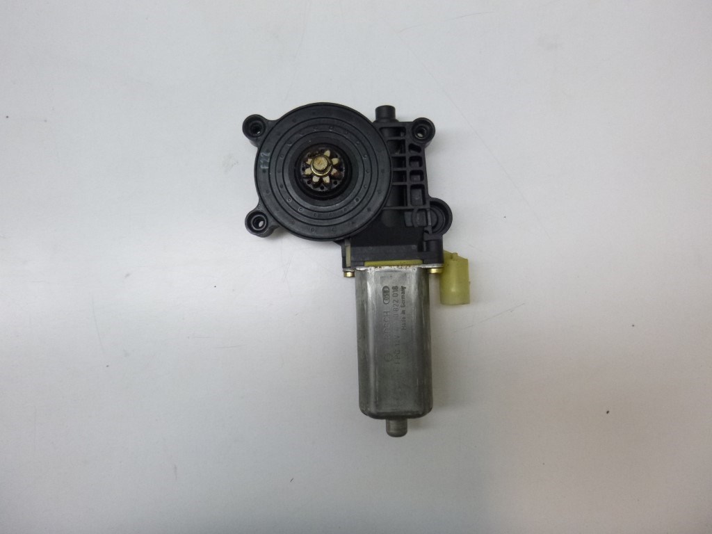 Toyota Yaris (XP10) bal elsõ ablakemelõ motor 0130822018 1. kép