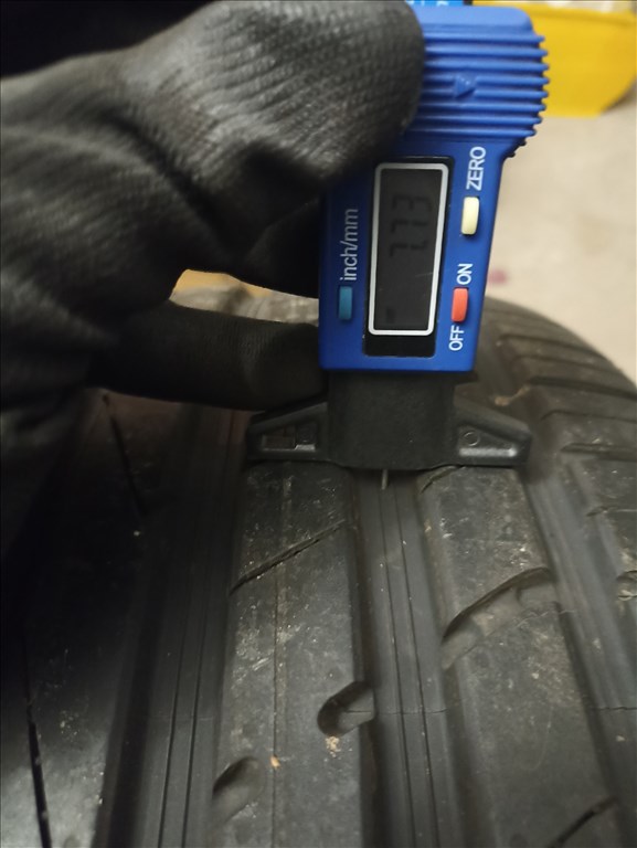  235/4520" újszerű Hankook nyári gumi gumi 2. kép