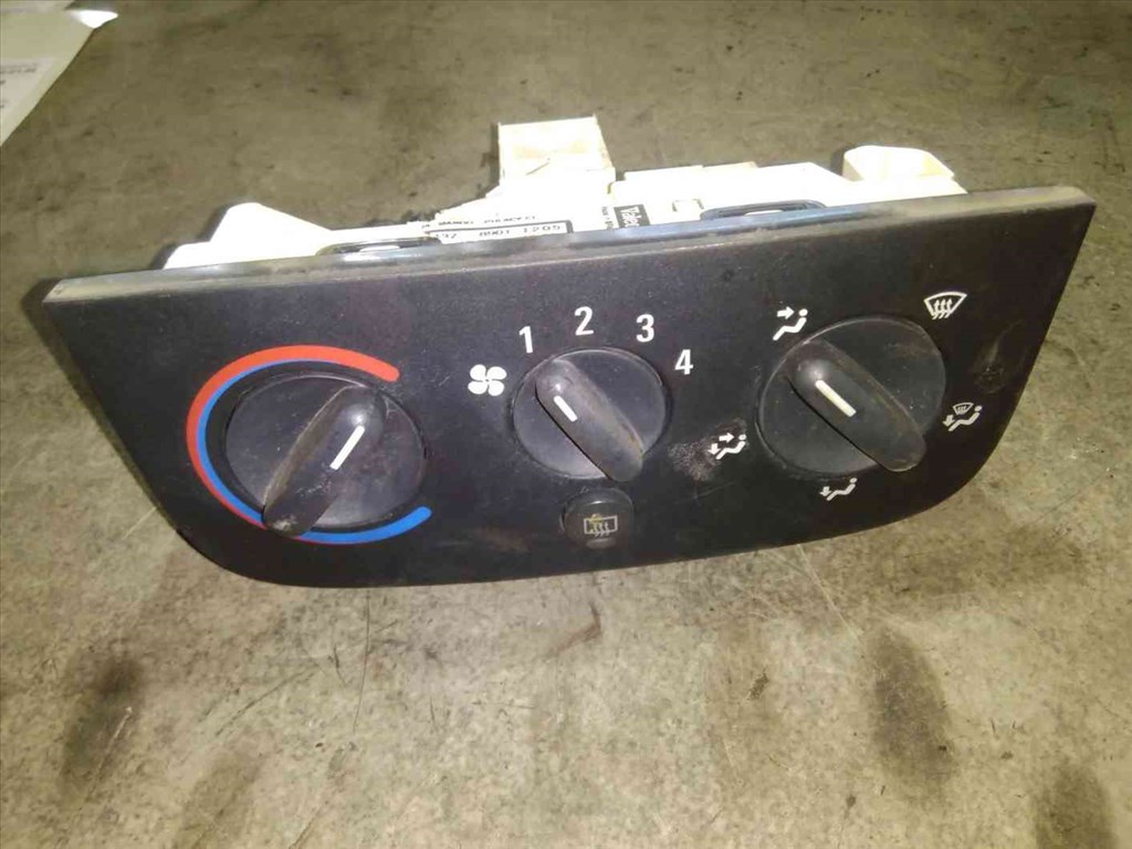 Opel Corsa C Fûtéskapcsoló 137 8901 I205 1. kép