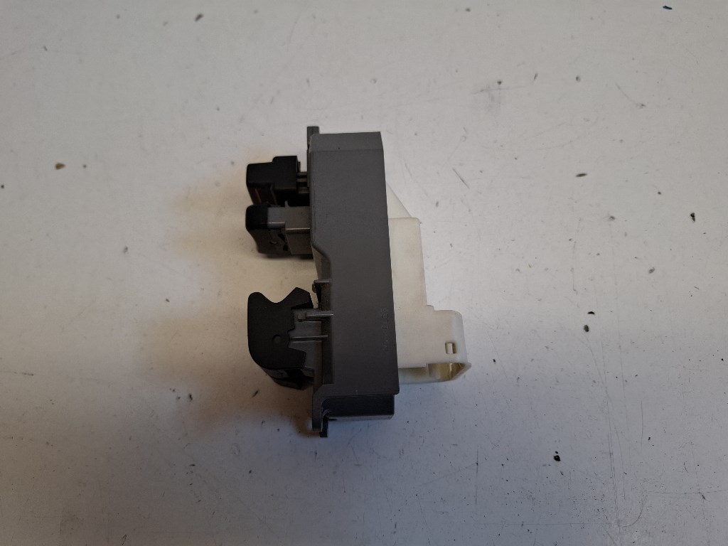 Toyota Yaris (XP130) bal elsõ ablakemelõ kapcsoló 2. kép