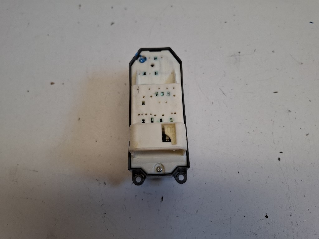 Toyota Yaris (XP130) bal elsõ ablakemelõ kapcsoló 3. kép