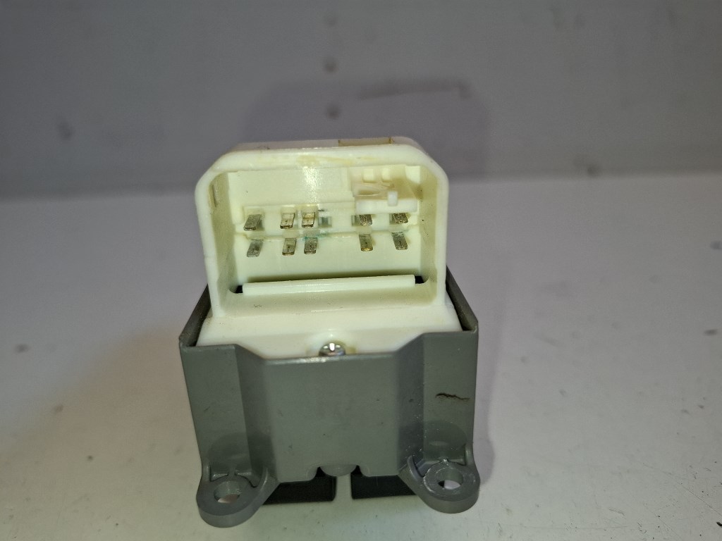 Toyota Yaris (XP130) bal elsõ ablakemelõ kapcsoló 4. kép