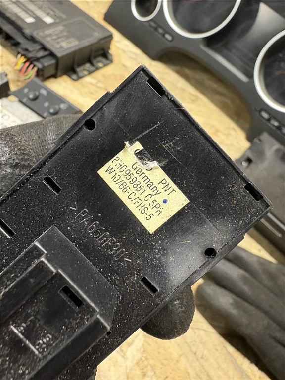 Audi A4 (B6/B7) Cabriolet 3.0 TDI Quattro ablakemelő kapcsoló  8h0959851c 2. kép