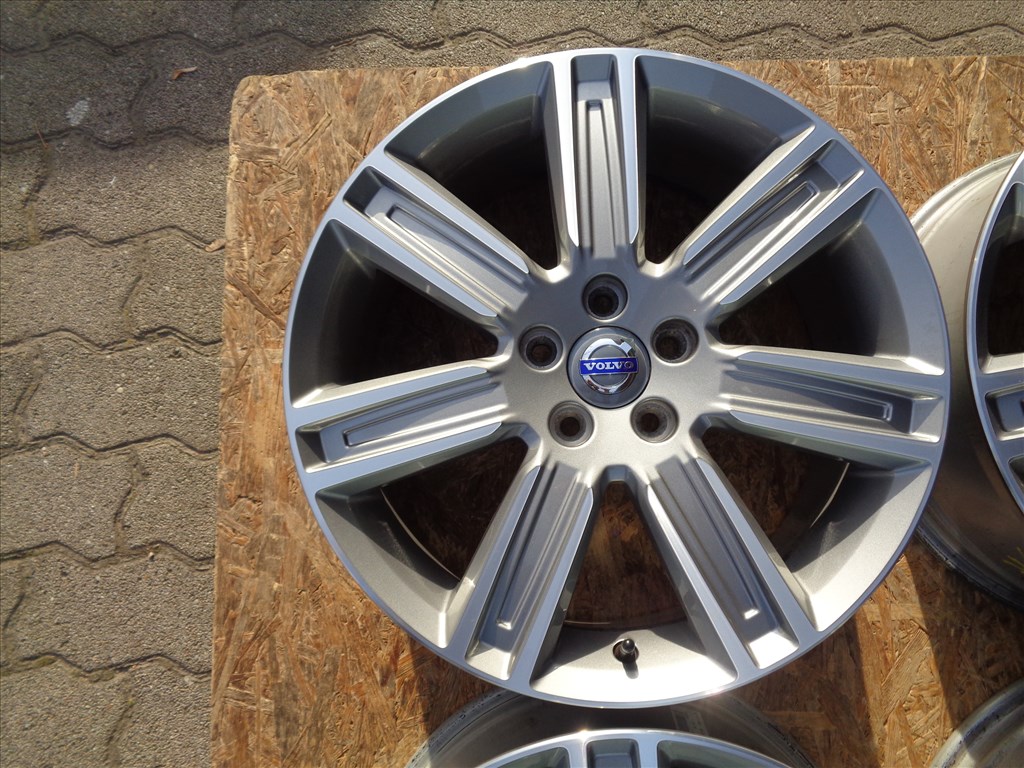 Volvo Gyári alufelni 18-as, 5×108-as, Polir-szürke, újszerűen eladó 2. kép