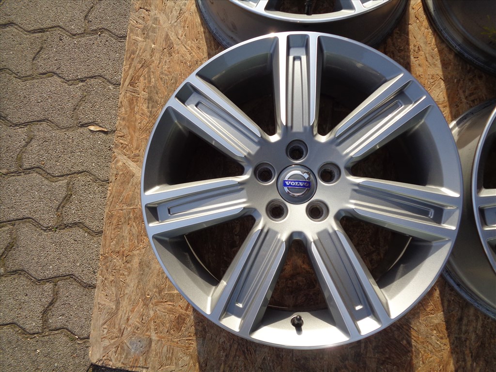 Volvo Gyári alufelni 18-as, 5×108-as, Polir-szürke, újszerűen eladó 3. kép