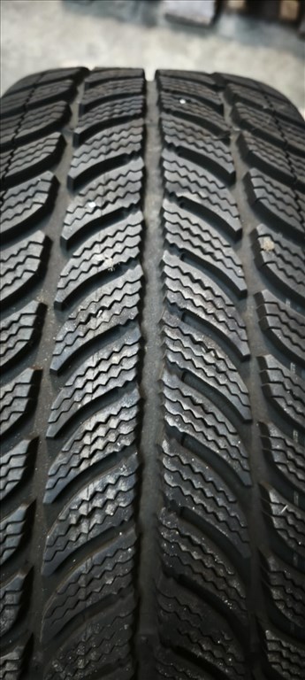  5x105 lyukosztású 16" használt lemezfelni, rajta 205/55 újszerű Debica téli gumi gumi  1. kép