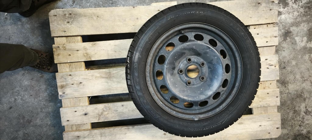  5x105 lyukosztású 16" használt lemezfelni, rajta 205/55 újszerű Debica téli gumi gumi  3. kép