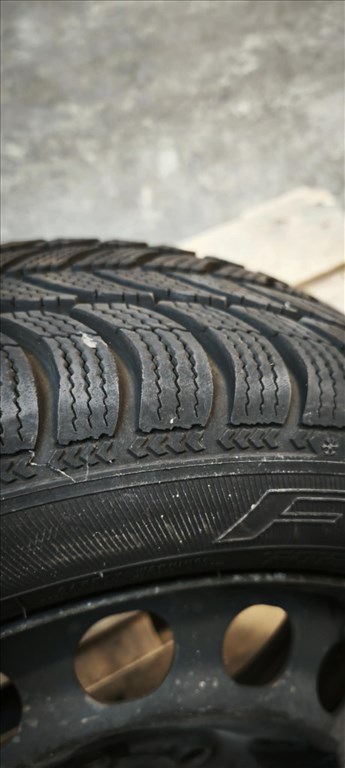  5x105 lyukosztású 16" használt lemezfelni, rajta 205/55 újszerű Debica téli gumi gumi  4. kép