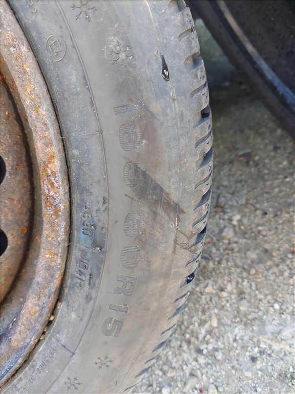  185/60 15" Dunlop téli gumi 3. kép