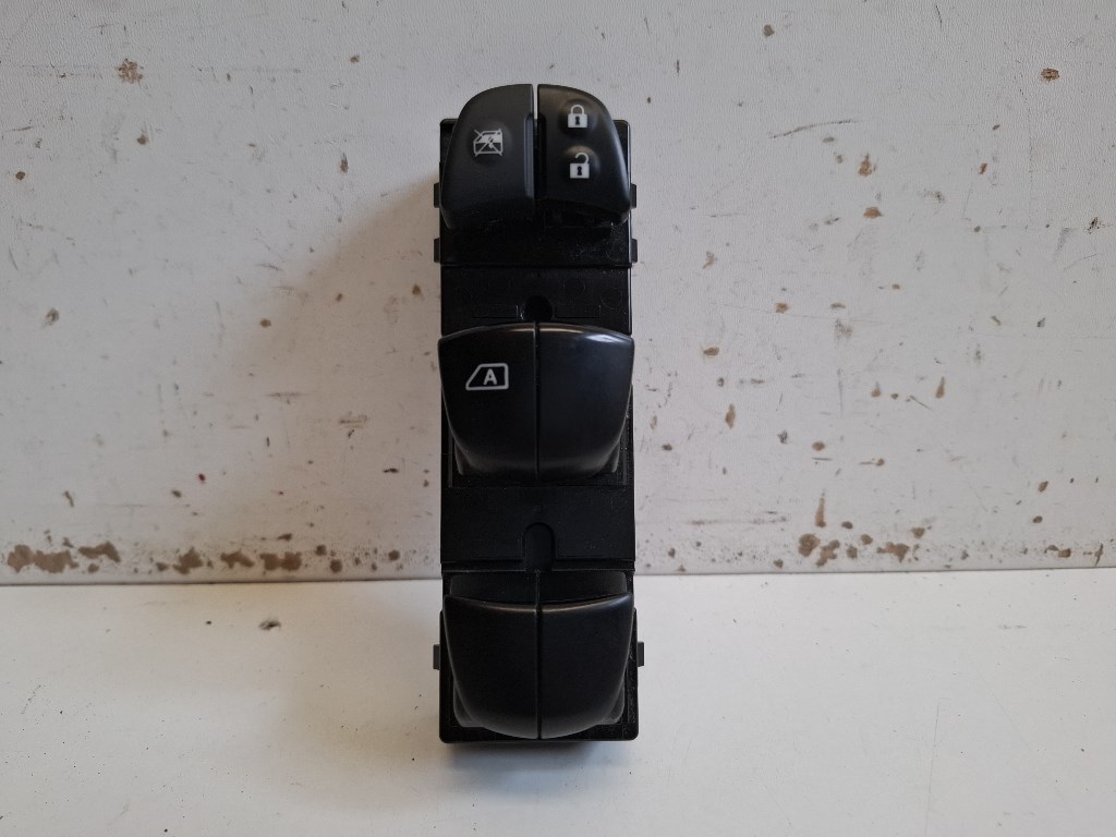 Nissan Juke (F16) bal elsõ ablakemelõ kapcsoló 1. kép