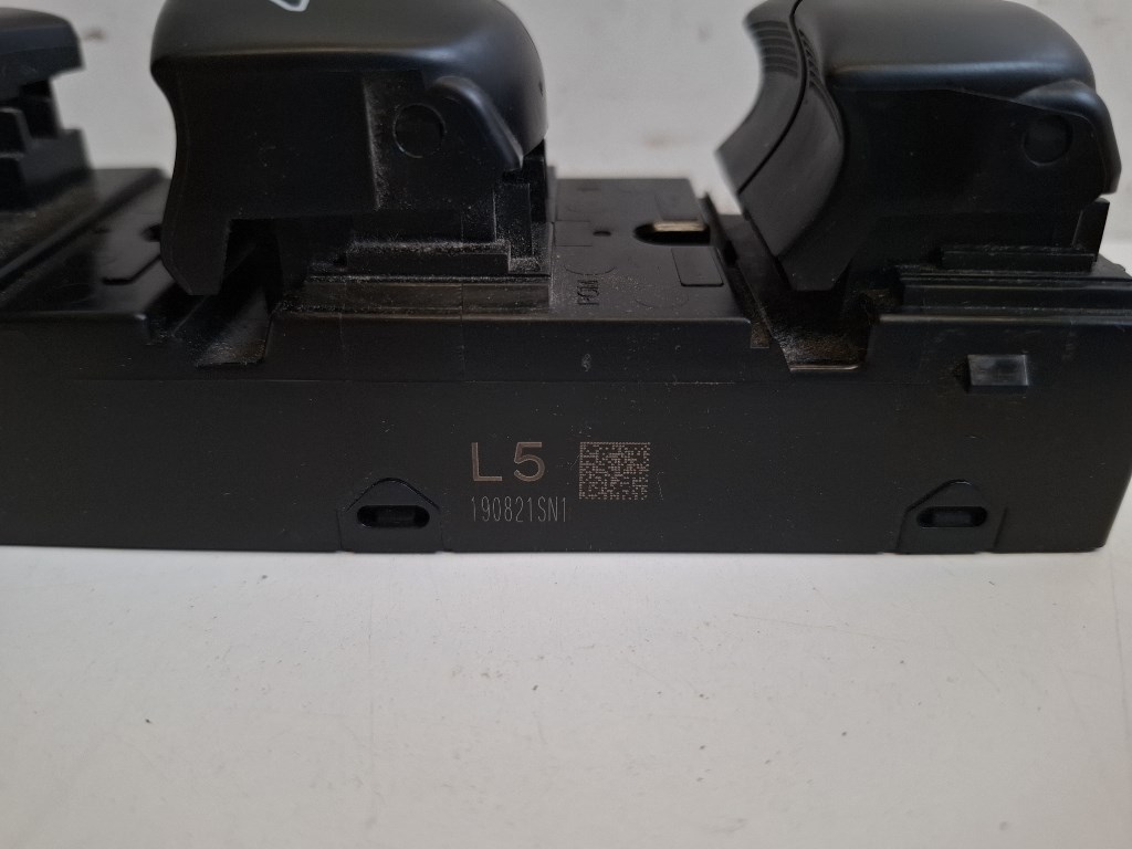 Nissan Juke (F16) bal elsõ ablakemelõ kapcsoló 3. kép