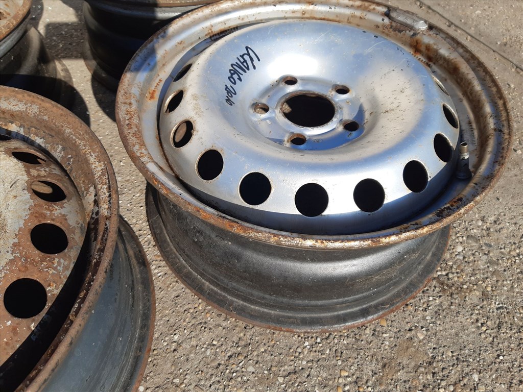 Renault Kangoo 07-14 <p>Felni méret: 15"</p><p>Felni szélesség: 6.0</p><p>Furatszám: 5</p><p>Osztókör: 108.0</p><p>ET szám: ET44</p><p>Állapot: Normál</p><p>Érdeklõdéskor hivatkozzon erre: KIN-40161</p><p>Bármire van szüksége hívjon bizalommal!<br>Kizárólag munkaidõben hétfõtõl - péntekig 8-12 13-16 óráig!<br>Alkatrészek széles választékban!<br>Hivatalos Regisztrált Autobontó Kecel!<br>Vásároljon Megbízható Helyrõl Beszerelési Garanciával Profiktól!</p> 25000 2. kép