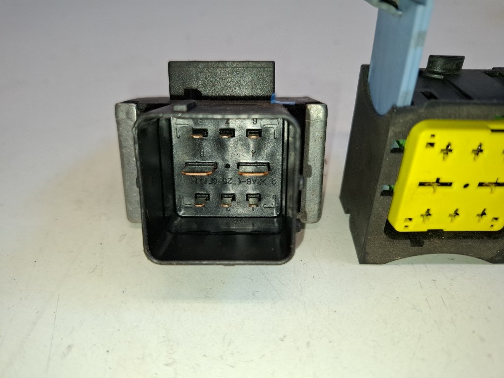 Renault Clio  izzítórelé 110678071R 4. kép