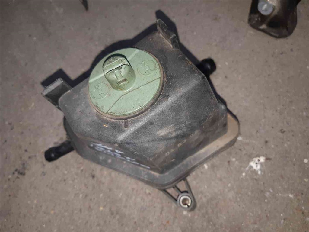 Skoda Octavia Szervó Olaj Tartály 1J0 422 371 B 2. kép