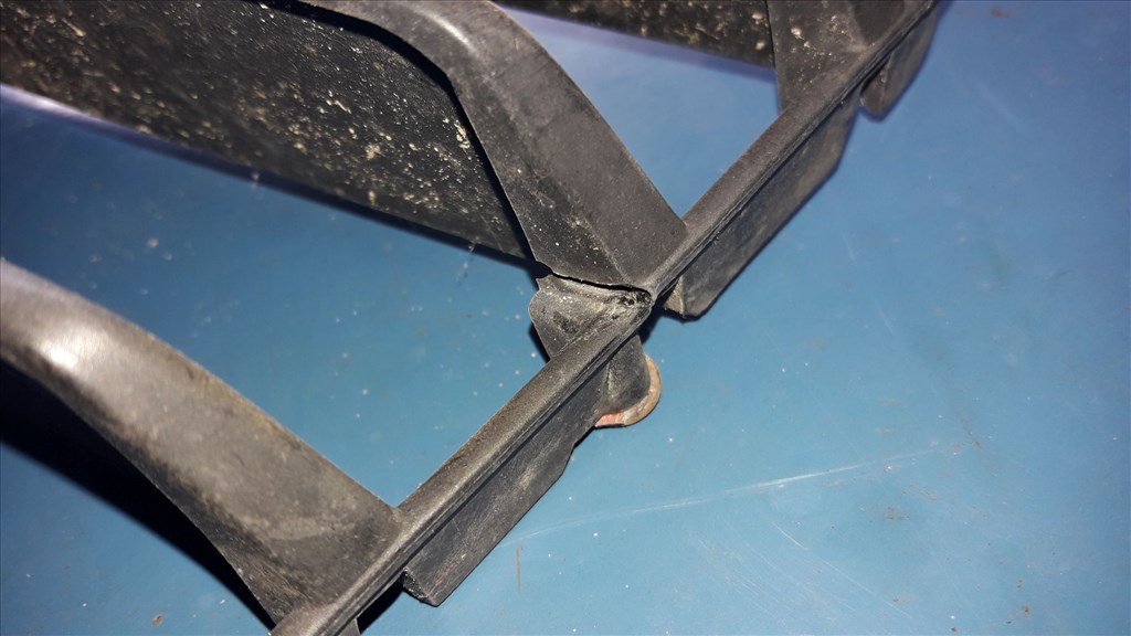 Suzuki Swift III 04-10 Elsõ Lökhárító Díszrács 71721-63J00 4. kép