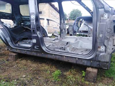 Land Rover Discovery (L319) jobb küszöb