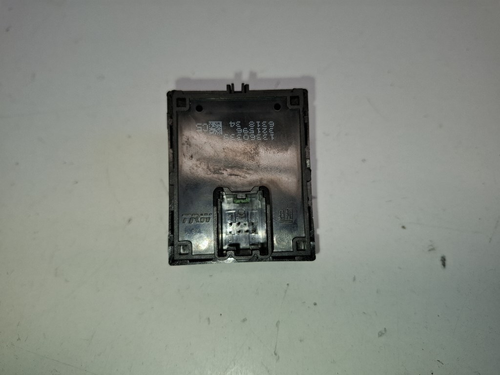 Opel Adam jobb elsõ ablakemelõ kapcsoló 13360339 3. kép