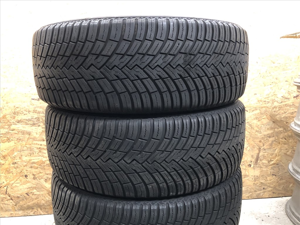  215/55/17 Pirelli négyévszakos gumi 215 55 17 2. kép