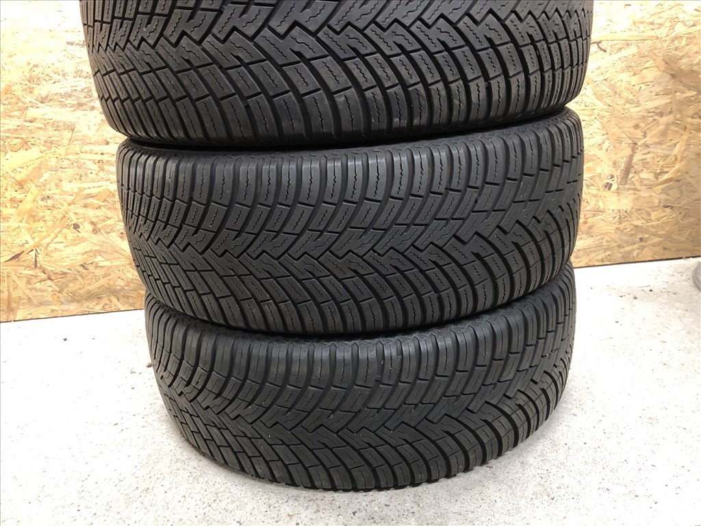  215/55/17 Pirelli négyévszakos gumi 215 55 17 3. kép